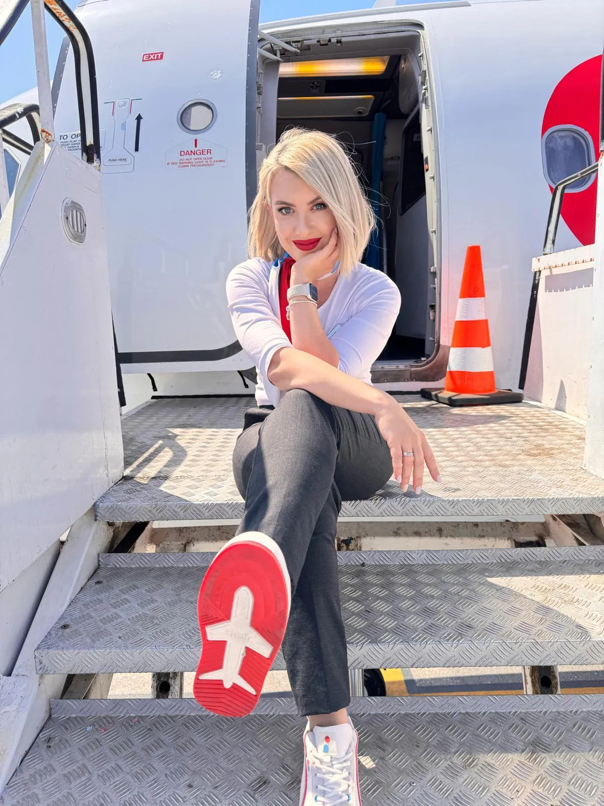 Mitglied des Kabinenpersonals von Chair Airlines mit dem eigens entwickelten Sneaker